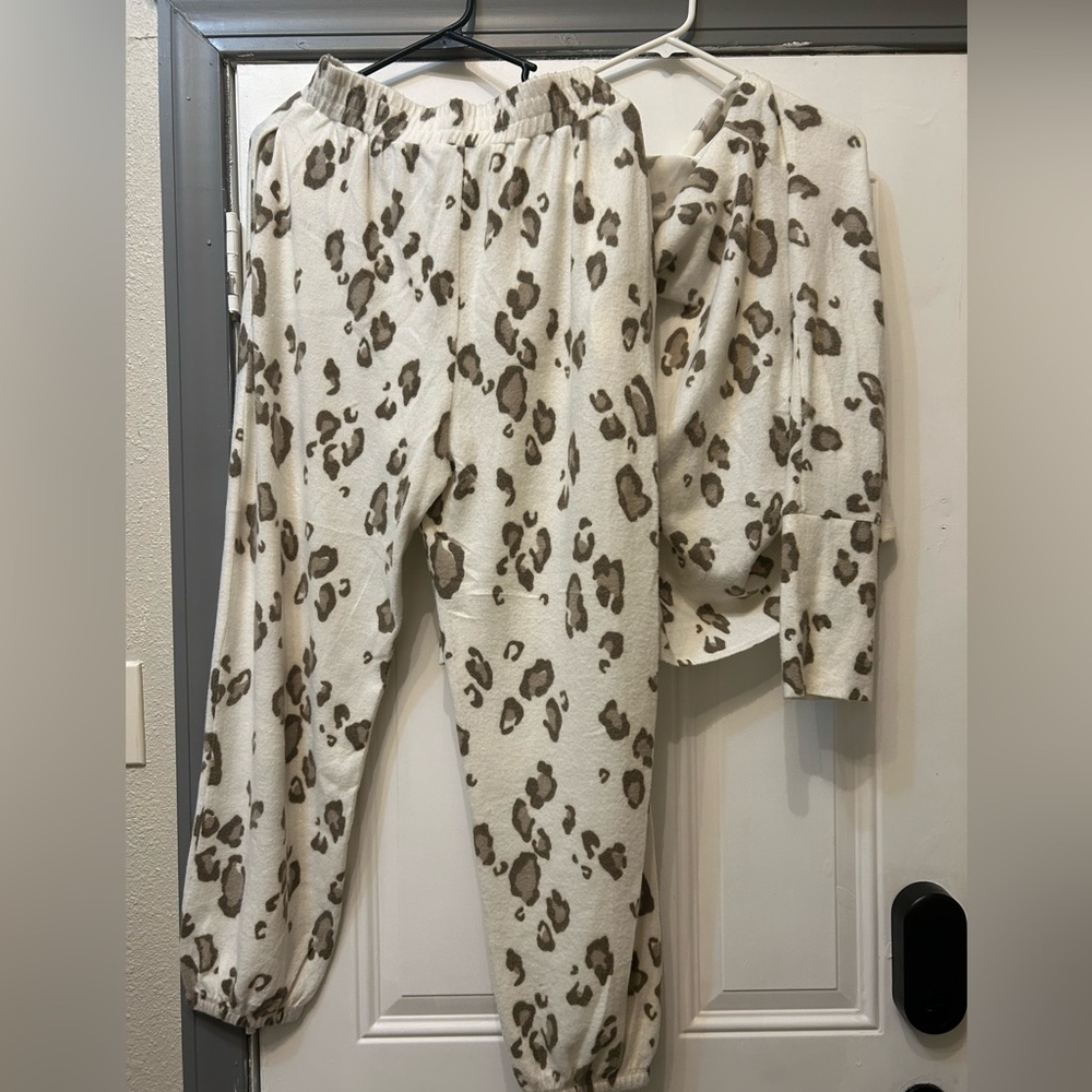 BKE Cream and Brown Leopard Print Lounge Set